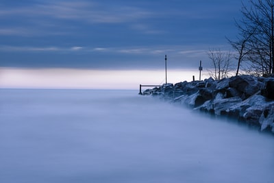 雪与岩石之间形成